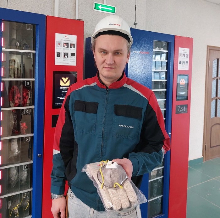 Тимофей Наумов у новых аппаратов 